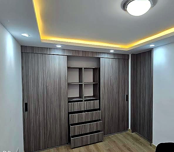 Closet moderno en melamina gris con puertas corredizas