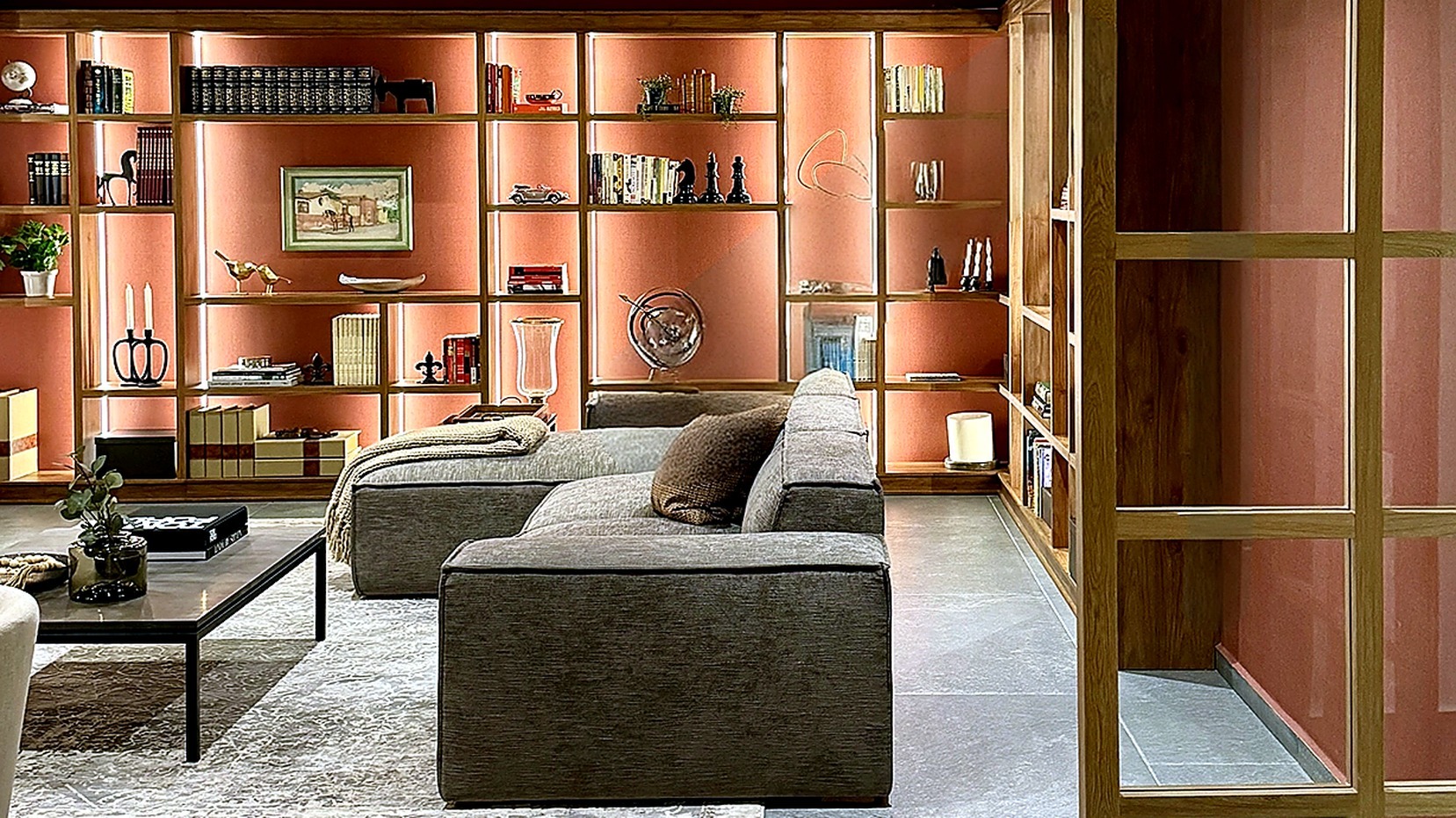 Sala moderna con estantería de madera e iluminación LED