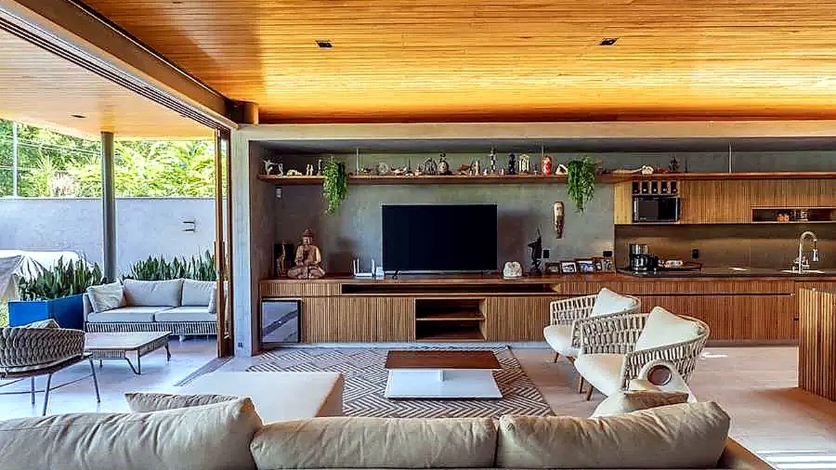 Sala y cocina integradas con techo en listones de madera
