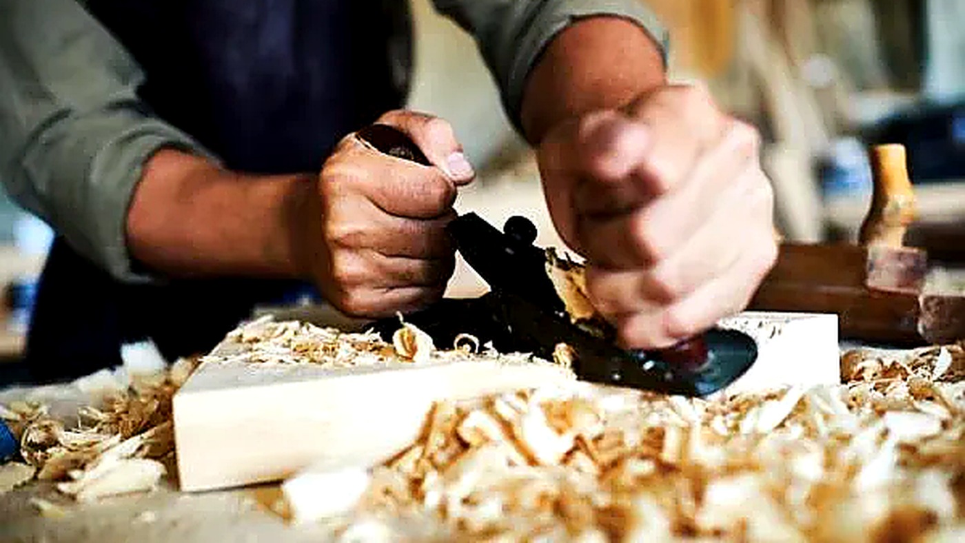 Fabricación artesanal con cepillo de mano en taller ModulArt